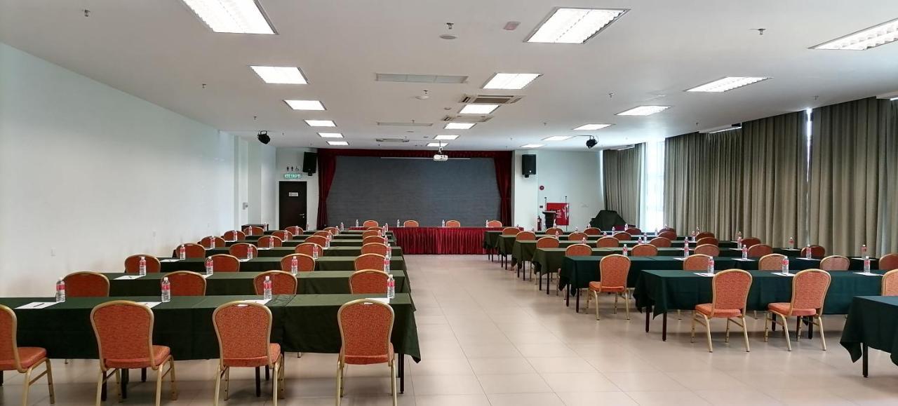 Li Hua Hotel , Bintulu Sentral Экстерьер фото